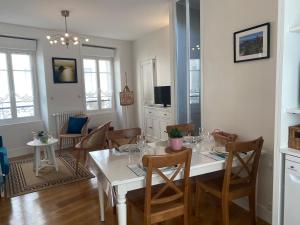 Un comedor con una mesa y sillas blancas. en Villa Patton, en Granville
