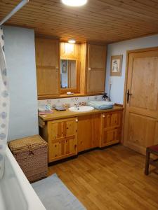 Voodi või voodid majutusasutuse Gite Les Chavautes rustic style toas