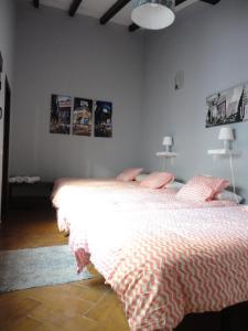 Łóżko lub łóżka w pokoju w obiekcie Casa Sevilla Nervión-Centro