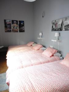 Łóżko lub łóżka w pokoju w obiekcie Casa Sevilla Nervión-Centro
