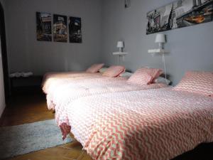 Łóżko lub łóżka w pokoju w obiekcie Casa Sevilla Nervión-Centro