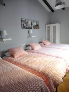 Łóżko lub łóżka w pokoju w obiekcie Casa Sevilla Nervión-Centro