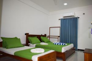 Katil atau katil-katil dalam bilik di Trinco Lagoon Resort