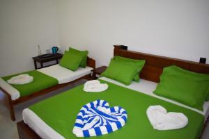 Katil atau katil-katil dalam bilik di Trinco Lagoon Resort