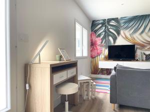 a living room with a desk and a chair at Sous le Marronnier - Maison pour 4 avec jardin in Royan
