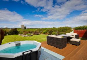 Bazén v ubytování Luxury Lodges in Doolin Village with Hot Tubs nebo v jeho okolí