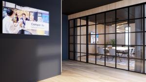einen TV an einer Wand in einem Zimmer in der Unterkunft Campanile PRIME - Paris Porte d'Italie in Le Kremlin-Bicêtre
