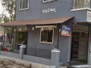 a store front of a blue building at Shree Swa Cottage Revdanda in Alībāg