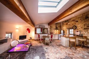 a kitchen and living room with a skylight at Maison de Fogasses in Avignon