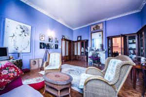 a blue living room with chairs and a table at Maison de Fogasses in Avignon