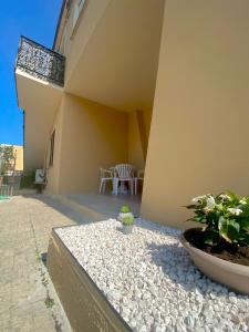 patio domu z dwoma doniczkami w obiekcie Appartamento Olbia w mieście Olbia