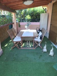 una mesa de picnic y 2 sillas en el patio en Casa Vinny, en La Maddalena