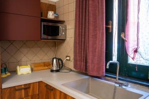 スカファーティにあるREALVALLE APARTMENTS ROSSOのシンクと電子レンジ付きのキッチン +17枚の写真