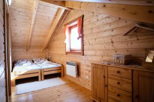 A bed or beds in a room at Chata Kaprík 35 Még 28 kép