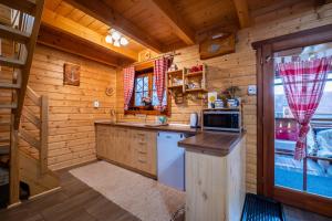 A kitchen or kitchenette at Chata Kaprík 35