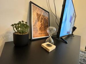 Un escritorio con una computadora y un monitor y una planta. en L'Atelier Urbain Apartment, en Montbéliard 3 fotos más