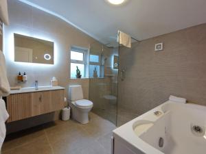 Koupelna v ubytování Luxury Lodges in Doolin Village with Hot Tubs + 37 fotografií