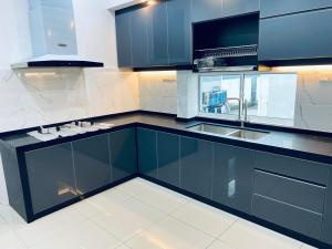 Una cocina con gabinetes azules y un fregadero. en Homestay Bintang Maya, en Sungai Petani