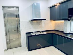 un baño con lavabo y ducha en Homestay Bintang Maya, en Sungai Petani
