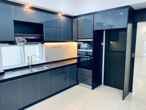 Una cocina con gabinetes azules y un fregadero. en Homestay Bintang Maya, en Sungai Petani