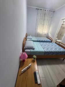 フィウミチーノにあるSweet Stayのベッドルーム1室(ベッド2台、リモコン付)
