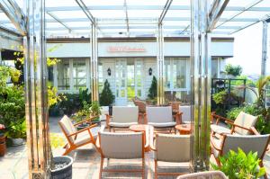 un patio con sedie e tavoli di fronte a un edificio di Villa Remboelan Shariah Guest House a Palur