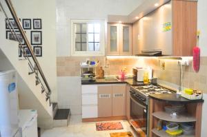 una cucina con lavello e fornello di Villa Remboelan Shariah Guest House a Palur