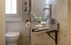 un bagno con lavandino e WC di LARÙ - 8 Minutes from the Duomo a Milano