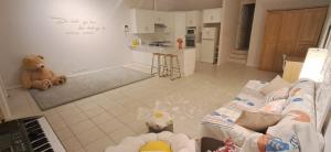 ein Wohnzimmer mit Sofa und Teddybär in der Unterkunft south Brighon 4 mins to beach near cafe shops in Brighton + 20 Fotos