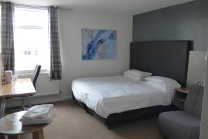 Postel nebo postele na pokoji v ubytování Midlands Hotel