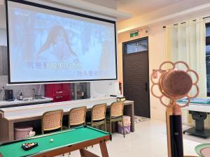 TV a/nebo společenská místnost v ubytování SKYPIEA Villa 空島民宿 宜蘭包棟民宿l電動麻將l烤肉BBQl聚會