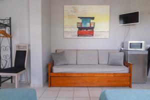 uma sala de estar com um sofá e um micro-ondas em Agua Viva by Umbral em Albufeira