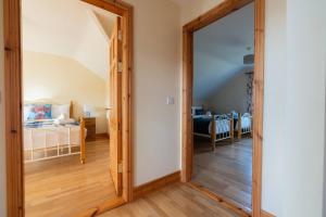 Postel nebo postele na pokoji v ubytování Tranquil Dingle Hideaway