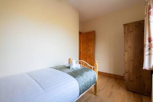 Postel nebo postele na pokoji v ubytování Tranquil Dingle Hideaway