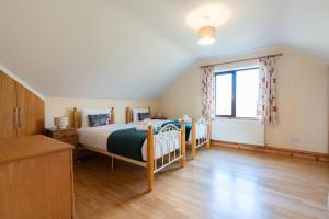 Postel nebo postele na pokoji v ubytování Tranquil Dingle Hideaway