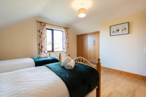 Postel nebo postele na pokoji v ubytování Tranquil Dingle Hideaway