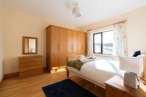 Postel nebo postele na pokoji v ubytování Tranquil Dingle Hideaway