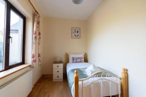 Postel nebo postele na pokoji v ubytování Tranquil Dingle Hideaway