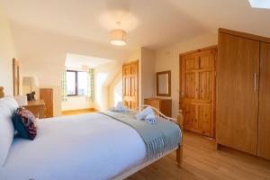 Postel nebo postele na pokoji v ubytování Tranquil Dingle Hideaway