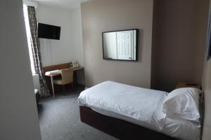 Postel nebo postele na pokoji v ubytování Midlands Hotel