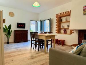 a living room with a table and chairs at Le Domosolas - Appartamenti in centro storico a Orosei in Orosei
