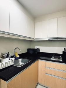 Kuchyň nebo kuchyňský kout v ubytování Spacious Chic Loft Haven