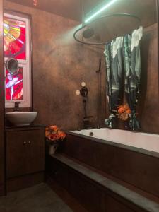 ein Badezimmer mit Badewanne und Waschbecken in der Unterkunft Gavin's Sea Pad in St. Leonards + 22 Fotos