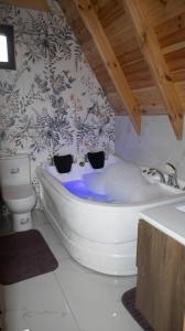 a bathroom with a bath tub and a toilet at Platin Bungalov Sapanca in Sapanca