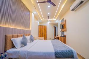 a bedroom with a bed with a ceiling at Hotel De Grand Dwarka-Near Jaipur Airport in Jaipur