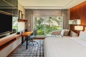 Letto o letti in una camera di Le Méridien Dubai Hotel & Conference Centre