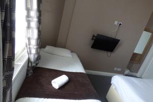 Postel nebo postele na pokoji v ubytování Midlands Hotel