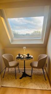 Posezení v ubytování Chambre d'hôtes Stellina Bed&Breakfast avec vue sur jardin arboré