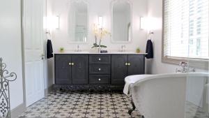un baño con bañera y lavabo en Daisy Place, en Franschhoek