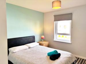 Postel nebo postele na pokoji v ubytování Newbuild - 3 bedrooms, 2 baths,5 mins from airport